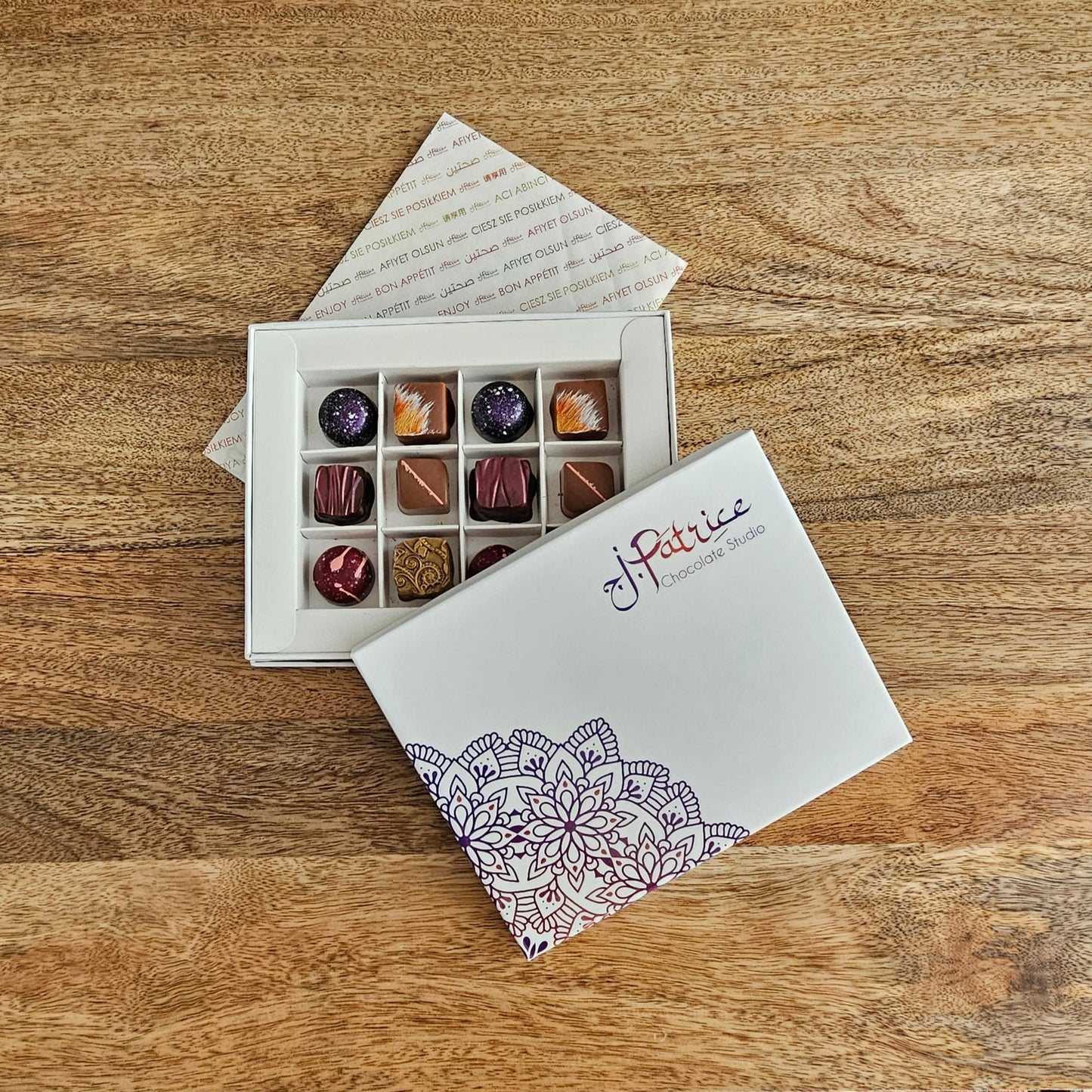 Classic chocolate assortment with 12 handcrafted pieces